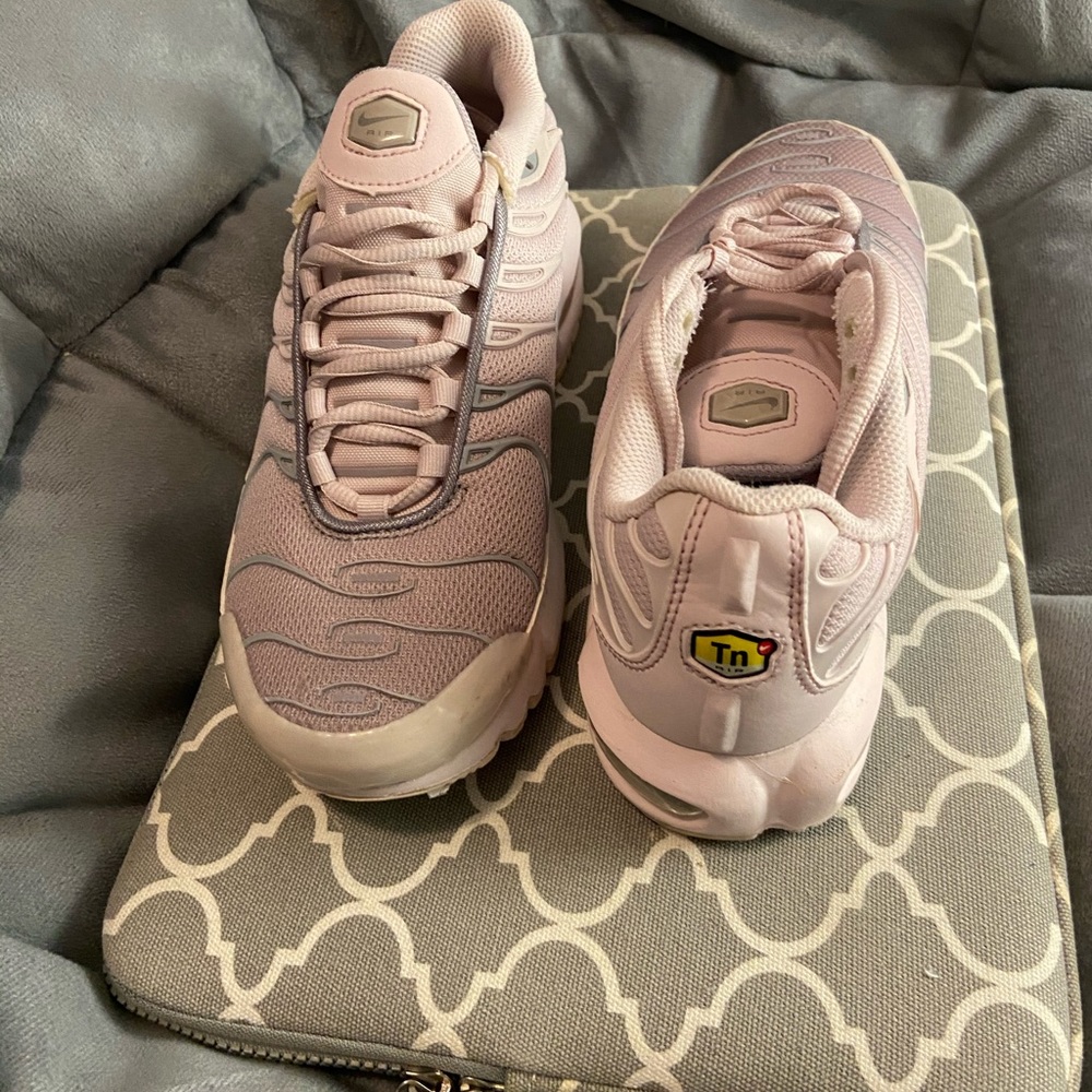 Nike Air Max Plus GS ‘Barely Rose’ (sz 6Y) - Picture 13 of 15